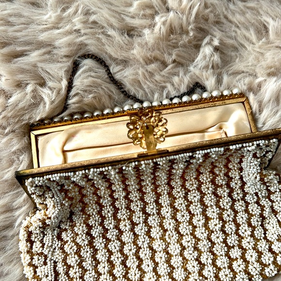 Vintage French micro beaded purse, silk lining, brass chain and closure - Picture 4 of 12